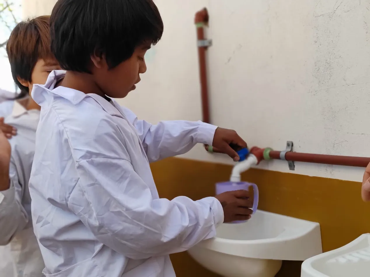 Persona con acceso a agua segura