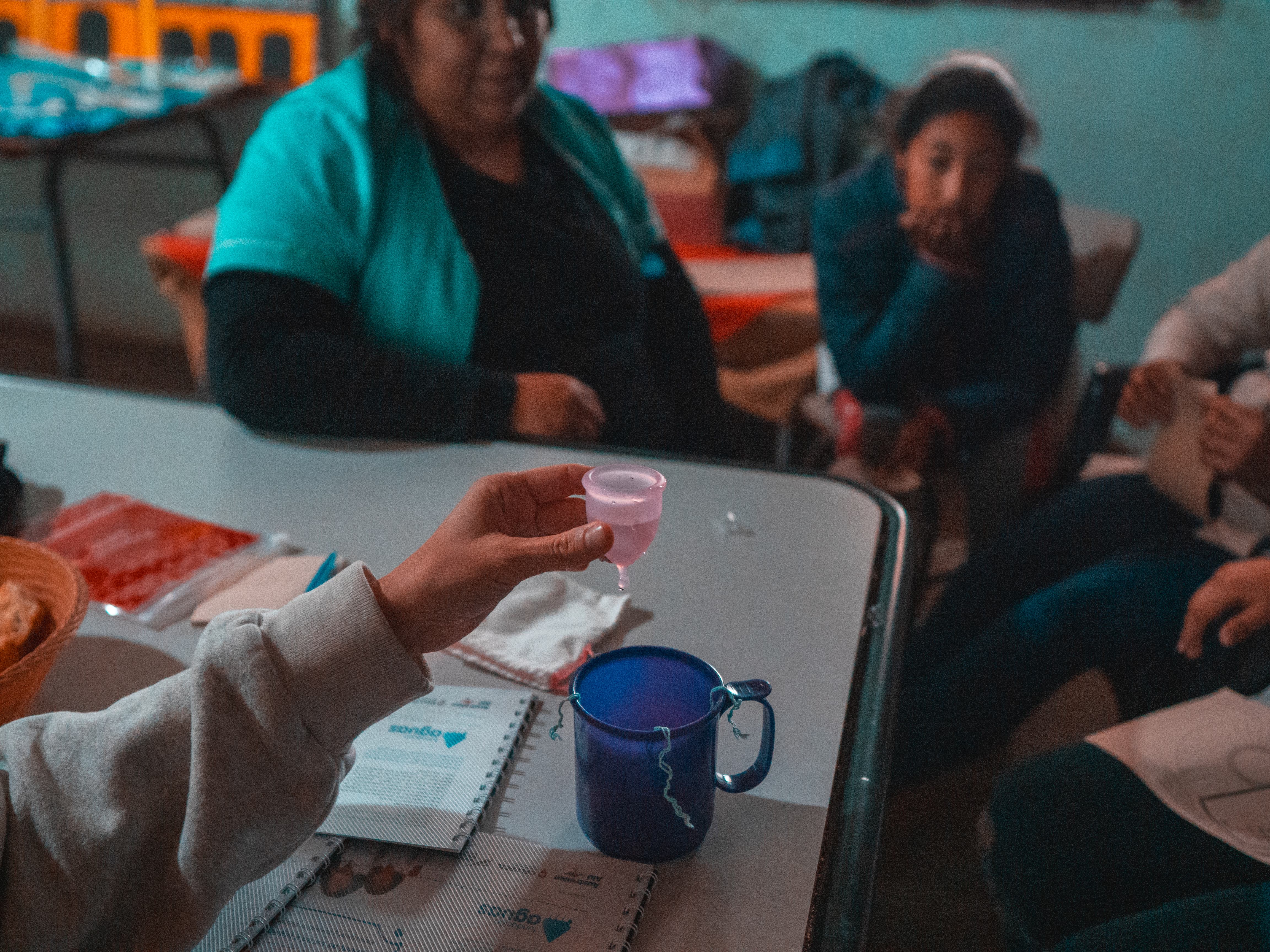 Jóvenes de la comunidad participando de un taller de Fundación Aguas